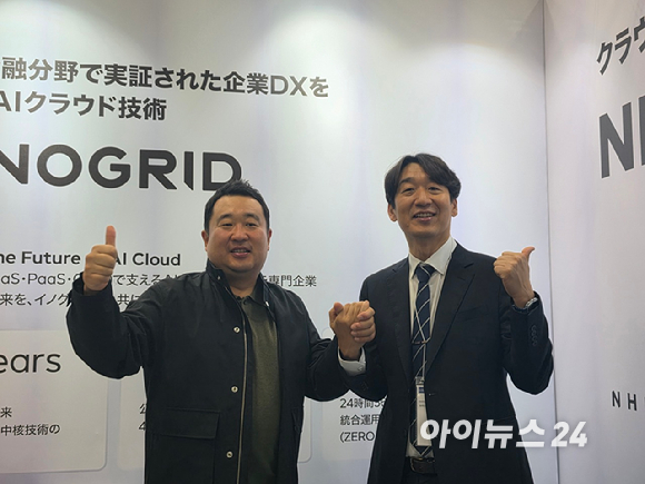 김명진 이노그리드 대표(왼쪽)과 김동훈 NHN클라우드 대표가 8일 일본 도쿄 빅사이트에서 개막한 '2026 재팬 IT 위크 춘계'에 마련된 NHN클라우드&middot;이노그리드 공동부스에서 기념 촬영하고 있다. [사진=윤소진 기자]