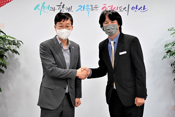 지난 21일 안산시청에서 이민근 안산시장(왼쪽)과 이창훈 경기도(주)대표이사가 간담회를 진행하고 인사를 나누고 있다. [사진=안산시청]