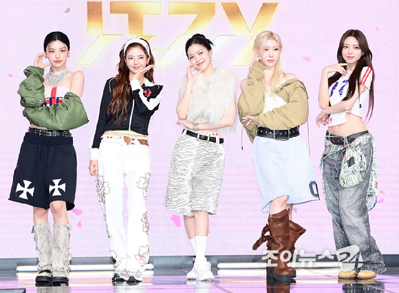 그룹 ITZY(있지)가 15일 오후 서울 영등포구 콘래드 서울에서 열린 새 미니 앨범 'GOLD(골드)' 발매 기념 기자간담회에 참석하고 있다. [사진=정소희 기자]