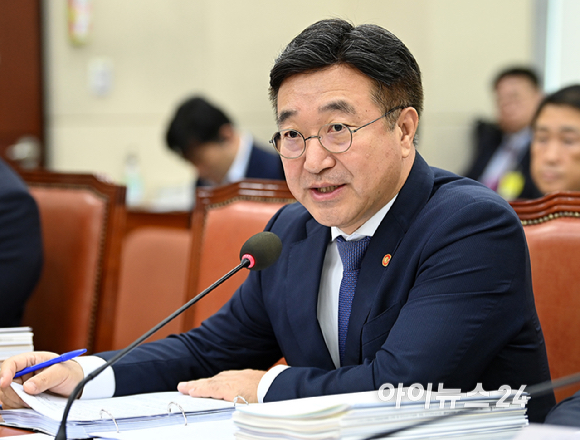 윤호중 행정안전부 장관이 14일 서울 여의도 국회에서 열린 행정안전위원회의 행정안전부 등에 대한 국정감사에서 질의에 답변하고 있다. [사진=곽영래 기자]