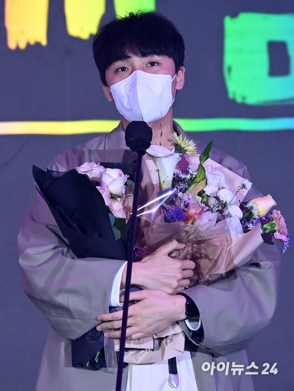 유승현 원더포션 대표가 16일 오후 부산 해운대구 우동 벡스코에서 열린 '2022 대한민국 게임대상'에서 인디게임상을 수상한 후 수상소감을 전하고 있다. [사진=김성진 기자]