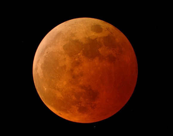 현지 시각으로 15일 밤에 미국과 남미에서 개기월식이 일어난다. 개기월식 때 보름달은 붉게 보인다. [사진=NASA]