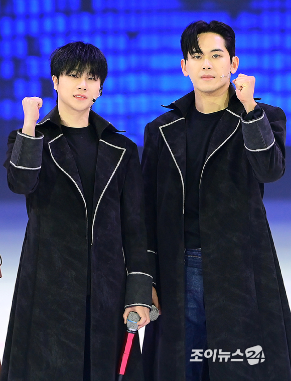 배우 김진환(아이콘)과 이호원(호야)이 23일 오후 서울 목동아이스링크에서 열린 뮤지컬 '나 혼자만 레벨업 on ICE' 프레스콜에서 포토타임을 갖고 있다. [사진=정소희 기자]