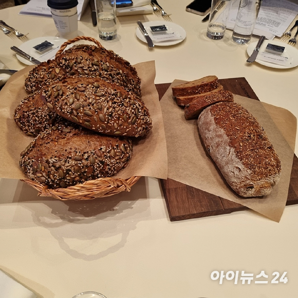 김연정 파리바게뜨 마케팅본부장이 27일 서울 중구 신라호텔 영빈관서 열린 '파란라벨' 브랜드 론칭 행사에서 제품을 소개하고있다. [사진=전다윗 기자]