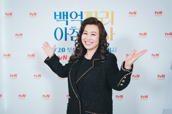 오은영 박사, 배우 이이경이 20일 열린 tvN STORY '백억짜리 아침식사' 온라인 제작발표회에서 포즈를 취하고 있다. [사진=tvN STORY]