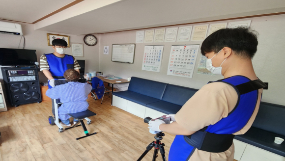 인천시 주민들이 찾아가는 결핵 검진 사업 검사를 받고 있다. [사진=인천시]