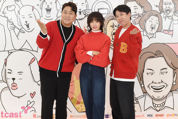 문세윤 이유리 양세찬이 17일 티캐스트 E채널 '개며느리' 온라인 제작발표회에서 포즈를 취하고 있다. [사진=E채널]