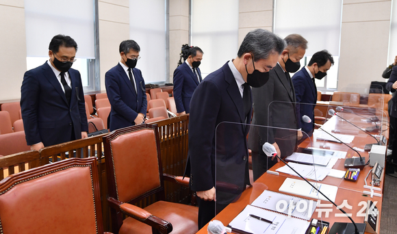 윤희근 경찰청장, 이상민 행정안전부 장관, 남화영 소방청장 직무대리(왼쪽부터)가 1일 오후 서울 여의도 국회에서 열린 행정안전위원회 전체회의에서 이태원 참사 희생자들을 위해 묵념하고 있다. [사진=김성진 기자]