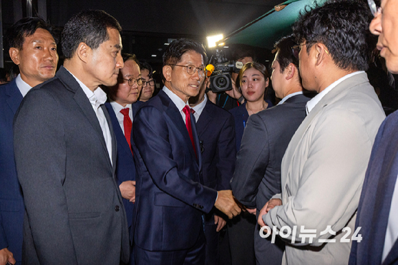 제21대 대통령 선거에서 이재명 더불어민주당 대선 후보의 당선이 확실시된 4일 새벽 김문수 국민의힘 대선후보가 서울 여의도 국민의힘 중앙당사에서 열린 기자회견을 마치고 이동하고 있다. [사진=정소희 기자]