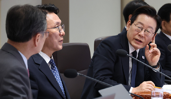 이재명 대통령이 4일 용산 대통령실에서 열린 국무회의에서 외교부 업무보고를 받은 뒤 조현 외교부 장관에게 질문하고 있다. 2025.11.4 [사진=연합뉴스]