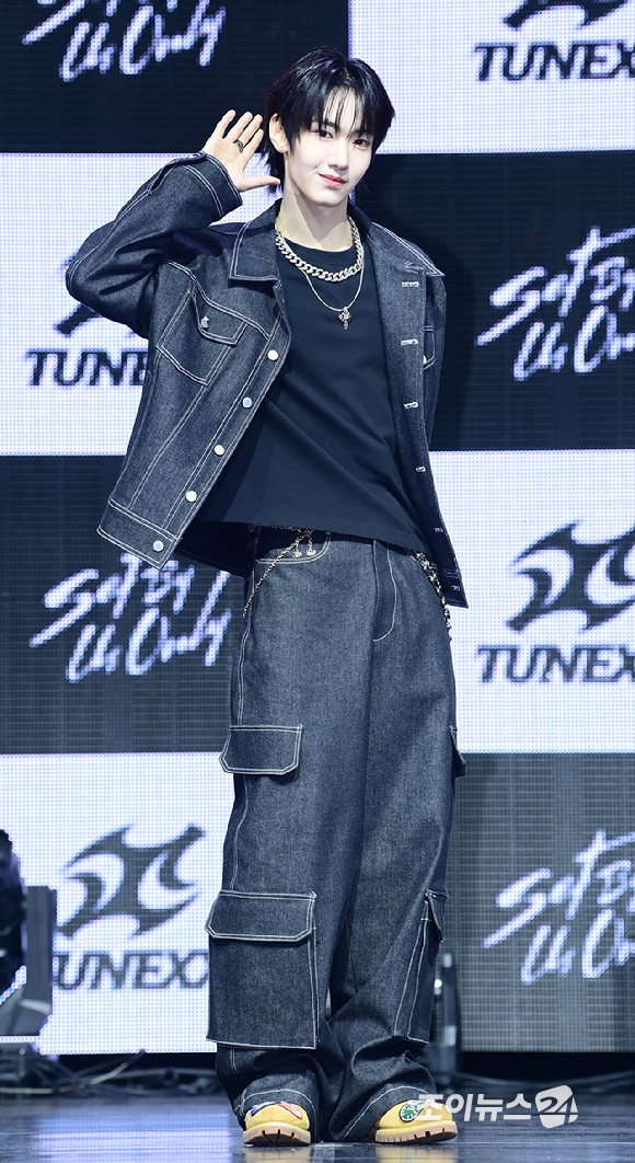 3일 오후 서울 광진구 광장동 예스24라이브홀에서 신인 보이그룹&nbsp;튜넥스(TUNEXX)&nbsp;첫 번째 미니 앨범 '셋 바이 어스 온리'(SET BY US ONLY) 발매 기념 쇼케이스가 열렸다.&nbsp;튜넥스 아틱이 포토타임을 갖고 있다. [사진=정소희 기자]