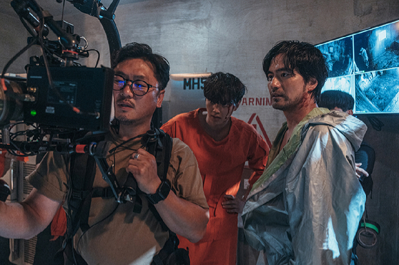 배우 이진욱이 넷플릭스 시리즈 '스위트홈' 시즌2(감독 이응복) 인터뷰에 앞서 포즈를 취하고 있다. [사진=넷플릭스]