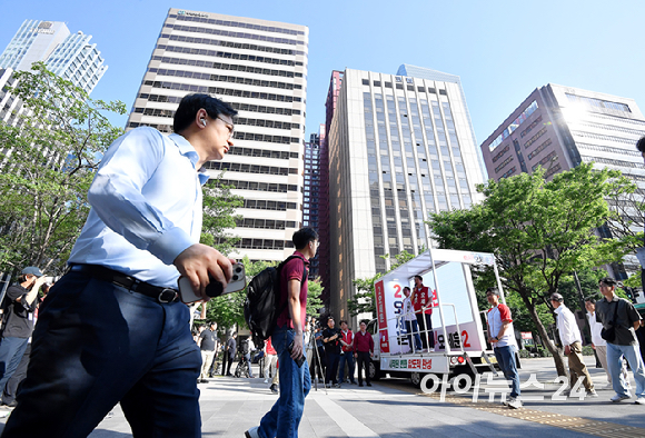 오세훈 국민의힘 서울시장 후보가 2일 서울 여의도역 인근에서 시민들에게 출근길 인사를하고 있다. [사진=곽영래 기자]