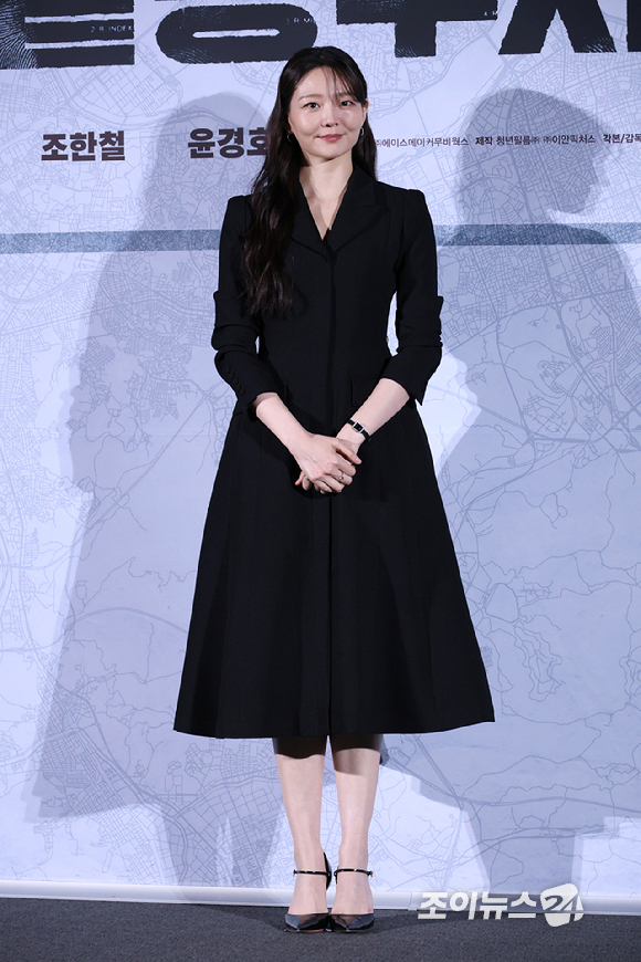 배우 이솜이 9일 오전&nbsp;서울 CGV 용산아이파크몰점에서 열린 영화 '끝장수사'(감독 박철환) 제작보고회에 참석해 포즈를 취하고 있다. [사진=문수지 기자]