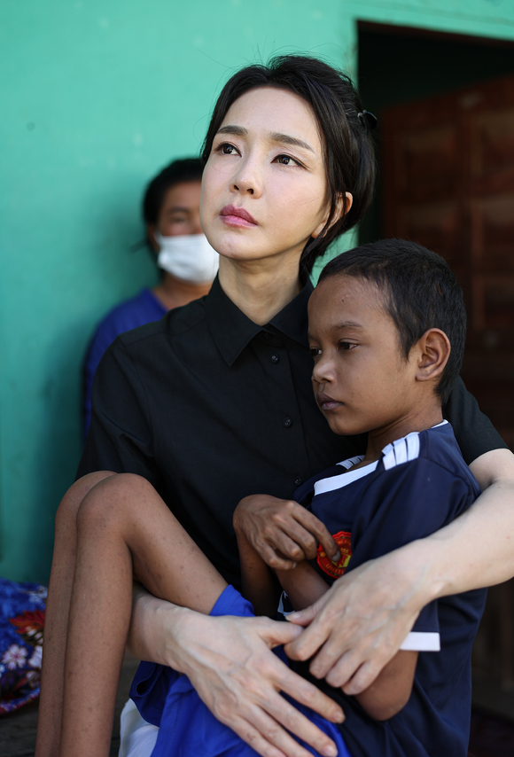 윤석열 대통령 부인 김건희 여사가 12일(현지시간) 프놈펜 선천성 심장질환을 앓고 있는 14세 아동의 집을 찾아 건강상태를 살피고 위로하고 있다. (사진=대통령실 제공) [사진=뉴시스 ]