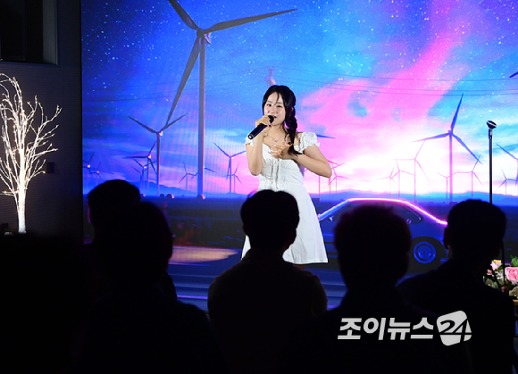 가수 하주가 20일 오후 서울 성동구 성수동 케이팝아케이드에서 진행된 사랑하주, 첫 번째 팬 콘서트 'Hazu on air'에서 무대를 선보이고 있다. [사진=정소희 기자]