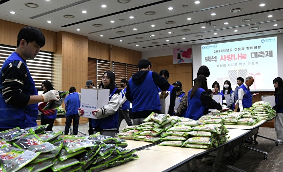 백석대와 백석문화대 학생들이 선물상자에 천안생산 잡곡을 담고 있다 [사진=백석대]