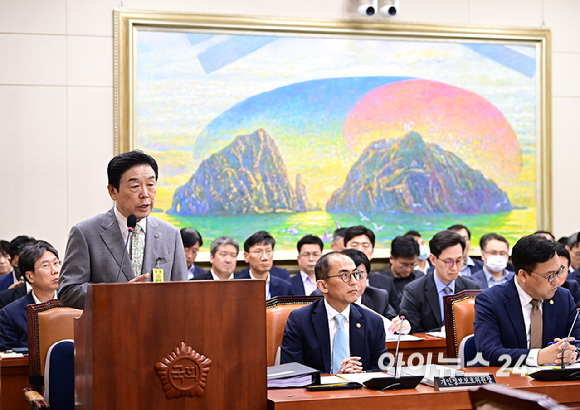 김형석 독립기념관장이 26일 오후 서울 여의도 국회에서 열린 정무위원회 전체회의에서 질의에 답하고 있다. [사진=곽영래 기자]