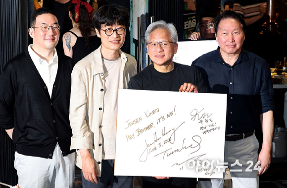 젠슨 황 엔비디아 최고경영자(CEO)가 5일 서울 마포구 서교동의 한 고깃집에서 최태원 SK회장, 구광모 LG회장, 이해진 네이버 의장과 삼겹살 회동을 마치고 기념촬영을 하고 있다. [사진=곽영래 기자]