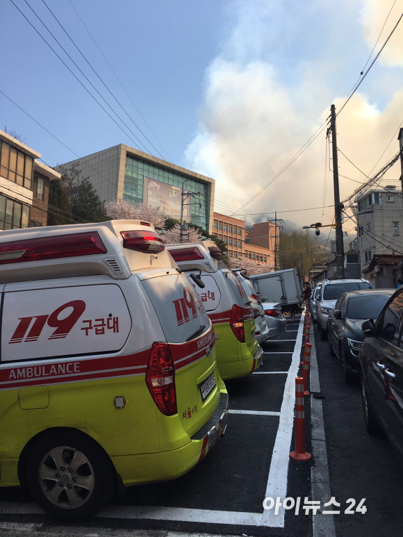윤석열 대통령과 부인 김건희 여사가 1일 대구 서문시장 인근에서 열린 '서문시장 100주년 기념 특별사진전'을 관람하고 있다. 2023.04.01. [사진=대통령실]