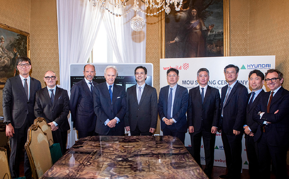 13일(현지시간) 이탈리아 로마에 위치한 위빌드 본사에서 이한우 현대건설 대표이사(왼쪽에서 다섯 번째), 피에트로 살리니 위빌드 대표이사(왼쪽에서 네 번째)를 비롯한 양사 주요 경영진이 '대형 인프라 및 양수발전 등 에너지 사업 협력에 관한 전략적 업무협약' 체결 후 기념사진을 촬영하고 있다 [사진=현대건설]