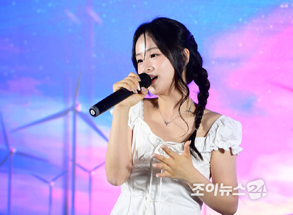 가수 하주가 20일 오후 서울 성동구 성수동 케이팝아케이드에서 진행된 사랑하주, 첫 번째 팬 콘서트 'Hazu on air'에서 무대를 선보이고 있다. [사진=정소희 기자]