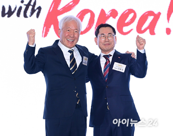 (왼쪽부터)정현식 전 한국프랜차이즈산업협회장(가자주류 대표)과 나명석 신임 한국프랜차이즈산업협회장(웰빙푸드 회장)이 19일 오후 서울 여의도 콘래드 서울 그랜드볼룸에서 열린 한국프랜차이즈산업협회 협회장 이&middot;취임식 및 비전 선포식에서 협회기 이양식을 하고 있다. [사진=정소희 기자]