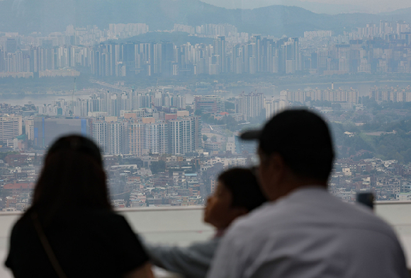 서울 영등포구 여의도 63빌딩 전망대에서 바라본 시내 곳곳에 자리 잡은 아파트 전경 [사진=연합뉴스]