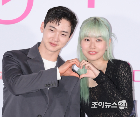 배우 장동윤과 박유나가 25일 오후 서울 CGV 용산아이파크몰에서 열린 영화 '롱디'(감독 임재완) 언론시사회에 참석하고 있다. [사진=정소희 기자]