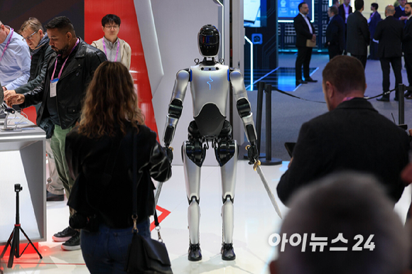 3일(현지시간) 스페인 바르셀로나 피라 그란 비아 전시장에서 열린 세계 최대 모바일 전시회 '모바일 월드 콩그레스(MWC) 2026'에서 세계 각국 참가업체 부스에서 다양한 로봇들이 눈길을 끌고 있다. [사진=정소희 기자]