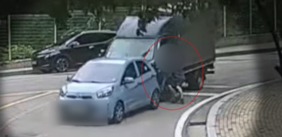 아이들이 놀고 있는 놀이터로 돌진하던 화물차를 경찰관들이 순찰차로 막아 세웠다는 사실이 뒤늦게 전해졌다. [사진=경기남부경찰청]