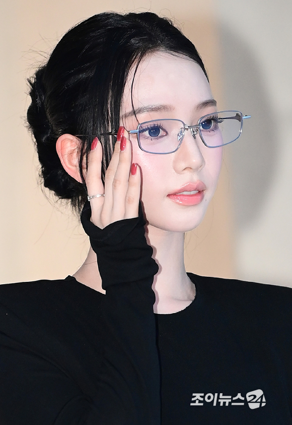 그룹 에스파 카리나가 3일 오후 서울 성동구 하우스 노웨어 서울에서 열린 아이아이컴바인드 신사옥 하우스 노웨어 서울 오픈 기념 포토콜에 참석하고 있다. [사진=정소희 기자]