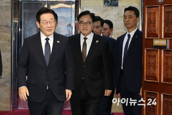 시정연설을 위해 국회를 방문한 이재명 대통령(왼쪽)이 4일 국회의장접견실에서 열린 환담에서 우원식 국회의장과 환하게 웃으며 악수하고 있다. [사진=국회사진기자단]