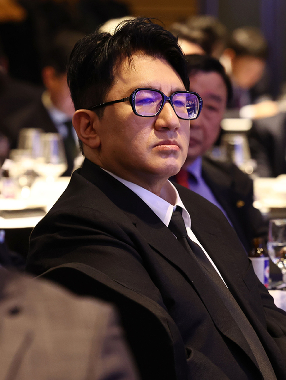 자본시장법상 부정거래행위 금지 위반 혐의를 받는 하이브(HYBE) 방시혁 의장이 지난해 9월 15일 오전 서울경찰청 금융범죄수사대에 출석하고 있다. [사진=곽영래 기자]