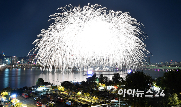 5일 밤 서울 여의도 한강공원에서 열린 '서울세계불꽃축제 2024' 에서 화려한 불꽃들이 밤 하늘을 수놓고 있다. [사진=곽영래 기자]