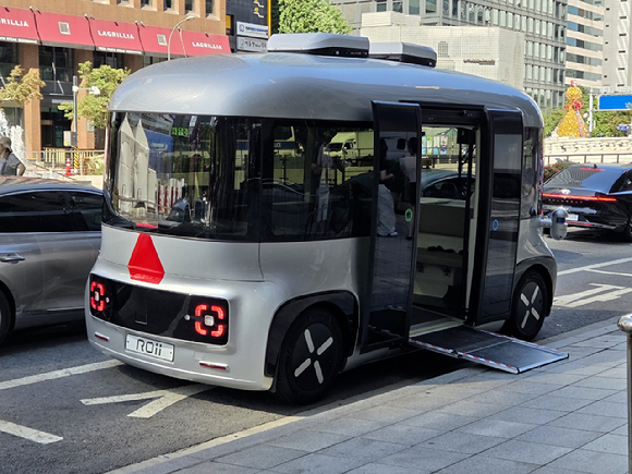 서울시가 이르면 오는 9월 말부터 청계천(청계광장)을 순환하는 국내 첫 자율주행 셔틀버스를 정식 운영한다. 사진은 현재 시범 운행 중인 자율주행 셔틀버스 사진. [사진=서울시]