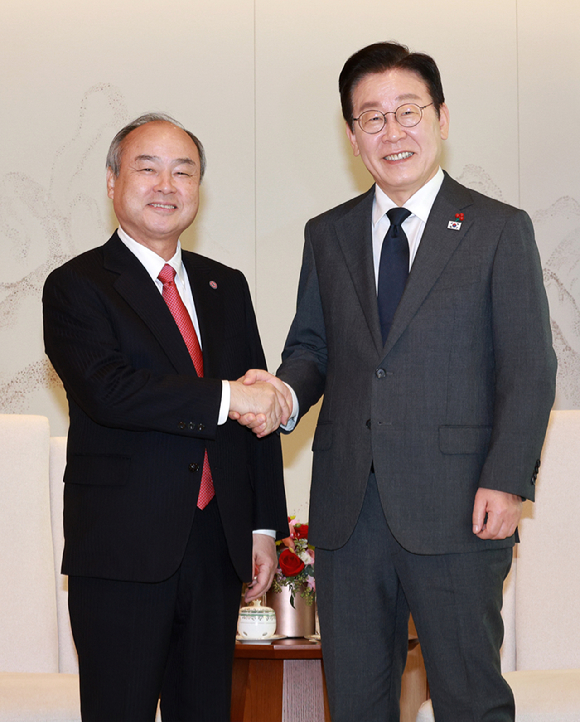 이재명 대통령이 5일 용산 대통령실에서 손정의 소프트뱅크그룹 회장과 면담에 앞서 악수하고 있다. 2025.12.5 [사진=대통령실통신사진기자단]