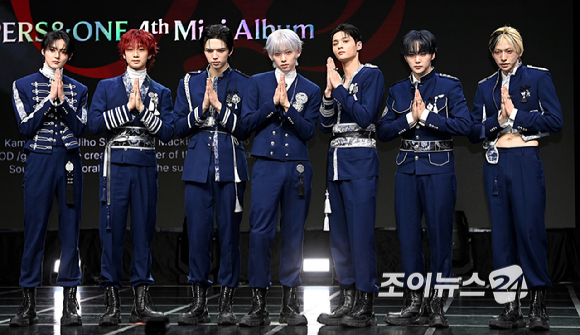 그룹 앰퍼샌드원(AMPERS&ONE)이 8일 서울 용산구 노들섬 라이브하우스에서 열린 미니 4집 '데피니션'(DEFINITION) 발매 기념 쇼케이스에서 포토타임을 갖고 있다. [사진=곽영래 기자]