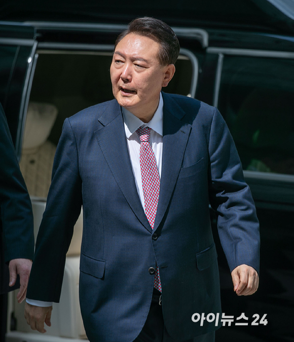 윤석열 전 대통령이 9일 오전 서울 서초구 서울중앙지방법원에서 열릴 내란 우두머리 혐의 사건 6차 공판에 출석하고 있다. [사진=사진공동취재단]