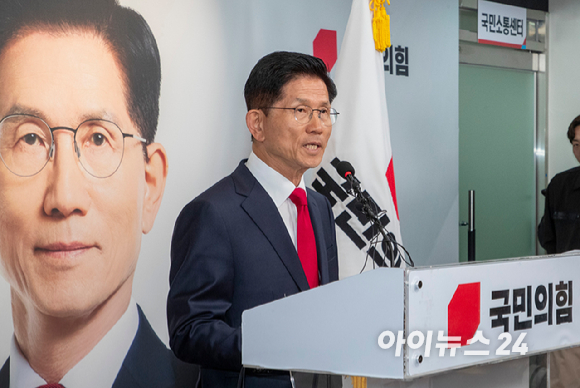 제21대 대통령 선거에서 이재명 더불어민주당 대선 후보의 당선이 확실시된 4일 새벽 김문수 국민의힘 대선후보가 서울 여의도 국민의힘 중앙당사에 대선 패배 승복 공식 선언 기자회견을 위해 입장하고 있다. [사진=정소희 기자]
