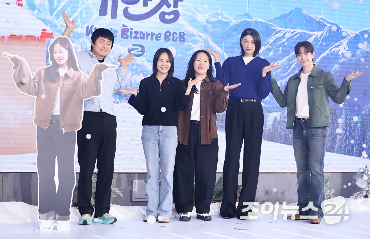 만화가 기안84, 이소민 PD, 김지현 PD, 전 배구선수 김연경, 배우 이준호가 22일 오전 서울 마포구 호텔 나루 서울 엠갤러리에서 진행된 넷플릭스 예능 '대환장 기안장 시즌2' 제작발표회에 참석해 포즈를 취하고 있다. [사진=문수지 기자]