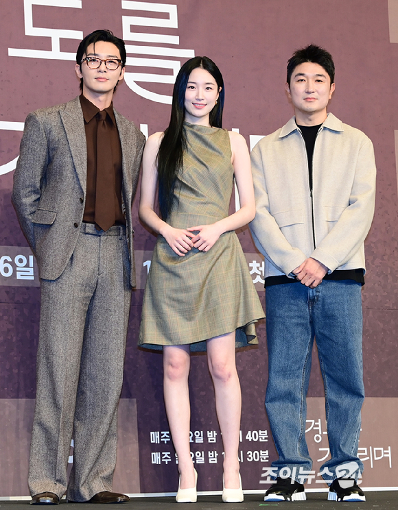 배우 박서준과 원지안이 4일 오후 서울 구로구 더링크서울 트리뷰트포트폴리오 호텔에서 열린 JTBC 새 토일드라마 '경도를 기다리며' 제작발표회에 참석하고 있다. [사진=정소희 기자]