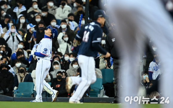 9일 오후 대구삼성라이온즈라이온즈파크에서 '2021 신한은행 SOL KBO리그' 삼성 라이온즈와 두산 베어스의 플레이오프 1차전이 진행됐다. 삼성 오재일이 5회말 1사 만루 2루수 병살타로 아웃된 후 아쉬워하고 있다. [사진=김성진 기자]