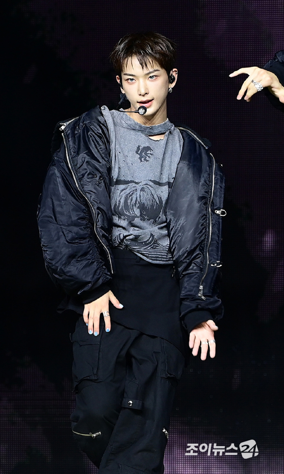 그룹 앤팀 하루아가 28일 오후 서울 용산구 한남동 블루스퀘어에서 열린 &TEAM(앤팀) 한국 데뷔 앨범 미니 1집 'Back to Life'(백 투 라이프)발매 기념 쇼케이스에 참석해 멋진 무대를 선보이고 있다. [사진=정소희 기자]