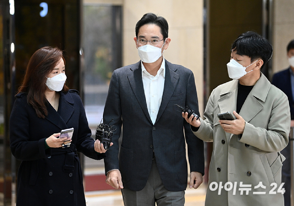 이병철 삼성그룹 창업주와 이명희 신세계그룹 회장, 이건희 삼성그룹 회장, 이인희 한솔그룹 고문, 이재용 삼성전자 부회장(왼쪽부터 시계 방향) [사진=삼성전자]