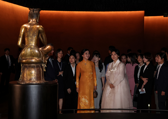 김혜경 여사와 또 럼 베트남 당 서기장의 배우자 응오 프엉 리 여사가 11일 서울 용산구 국립중앙박물관에서 유홍준 관장과 전시물을 보고 있다. 2025.8.11 [사진=연합뉴스]