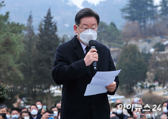 이재명 더불어민주당 대선후보가 29일 오전 경기 남양주시 마석 모란공원묘지에서 열린 고(故) 김근태 전 열린우리당 의장의 10주기 행사에서 추모사를 하고 있다. [사진=국회사진취재단]