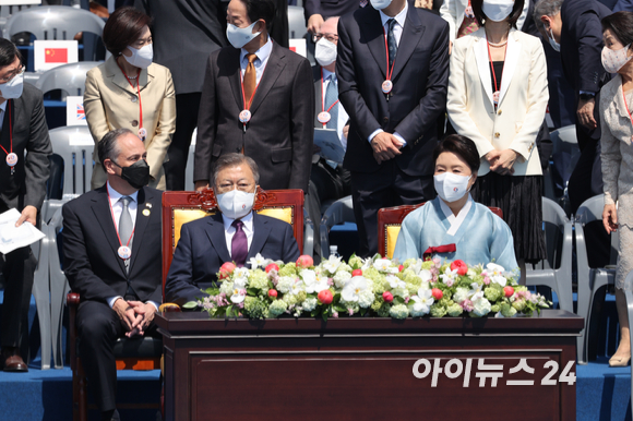 문재인 전 대통령 내외가 10일 서울 여의도 국회의사당 앞 잔디마당에서 열린 제20대 대통령 취임식에 참석하고 있다. [사진=국회사진취재단]