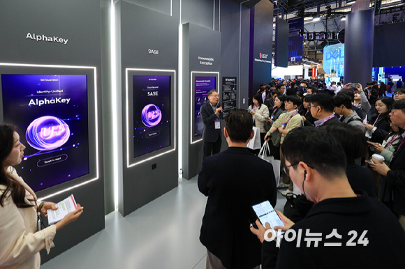 2일(현지시간) 스페인 바르셀로나 피라 그란 비아 전시장에서 열린 '모바일 월드 콩그레스(MWC)2026'에서 LG유플러스 부스를 찾은 참가자들이 AI 체험을 하고 있다. 2026.03.02. [사진=바르셀로나=사진공동취재단]