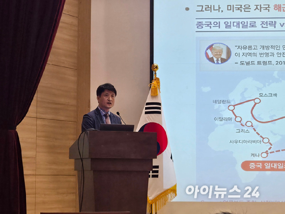 이수억 방위사업청 북미지역협력담당관이 9일 국회에서 진행된 '한·미 함정 MRO 군·산 융합발전 포럼'에서 발언하고 있다. [사진=최란 기자]